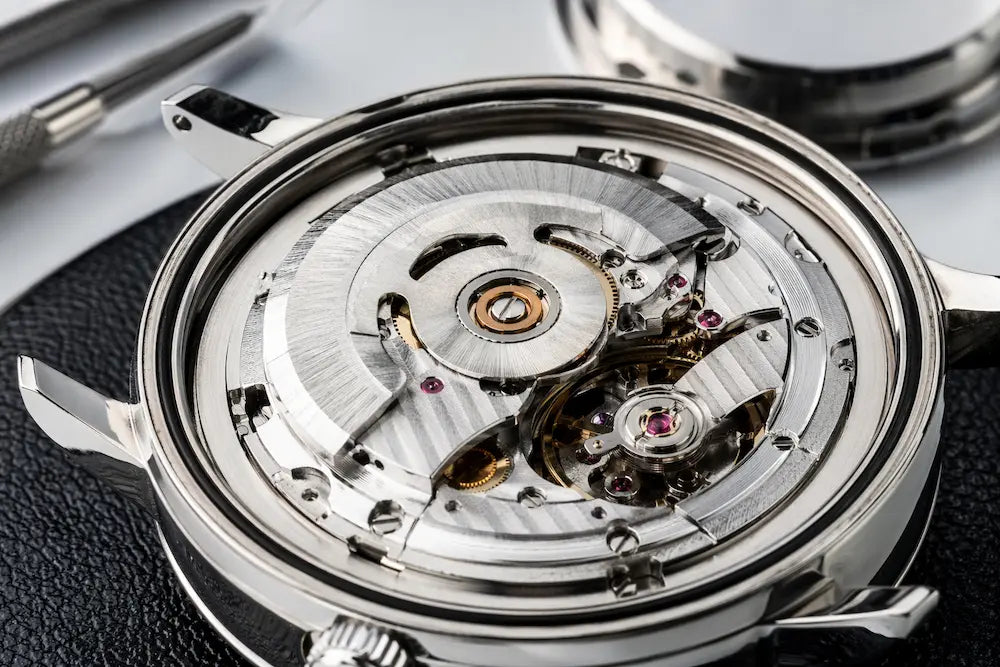 Lubrification et gravité : Analyse technique de l'immobilité sur les montres automatiques Image
