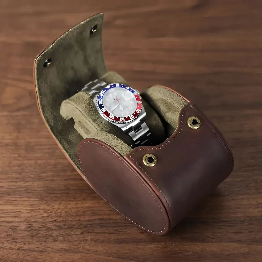 étui de voyage pour montres 1 place en cuir vegan marron sur table en bois