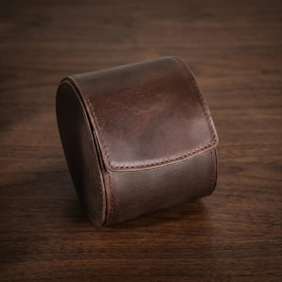 étui de voyage pour montres 1 place en cuir vegan marron fermé sur table
