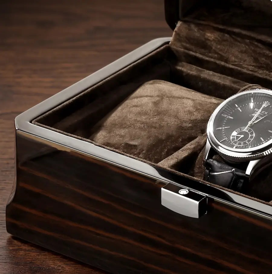 détails boite a montres en bois massif foncé brillant