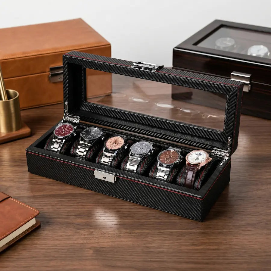 boîte à montres 6 places couleur noir style carbone finition rouge sur bureau bois