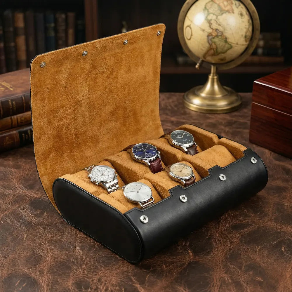 étui à montres couleur noir intérieur orange en cuir vegan sur bureau