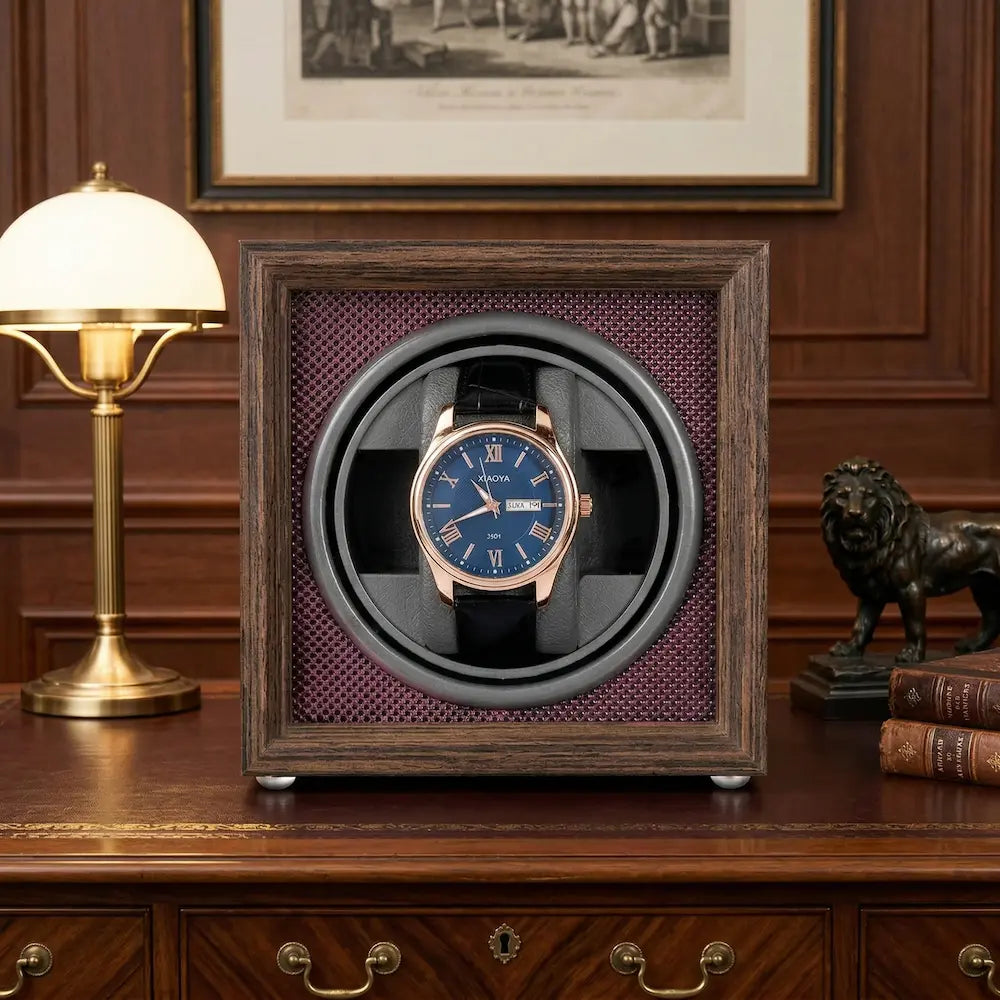 remontoir pour montres en chêne sur bureau
