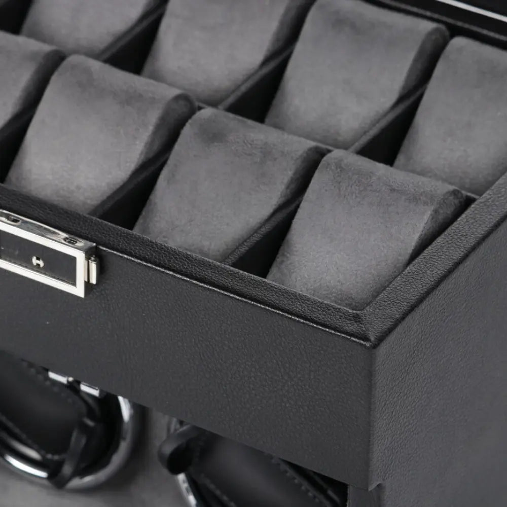 plan serré de coussin de support pour montres dans un coffret remontoir noir
