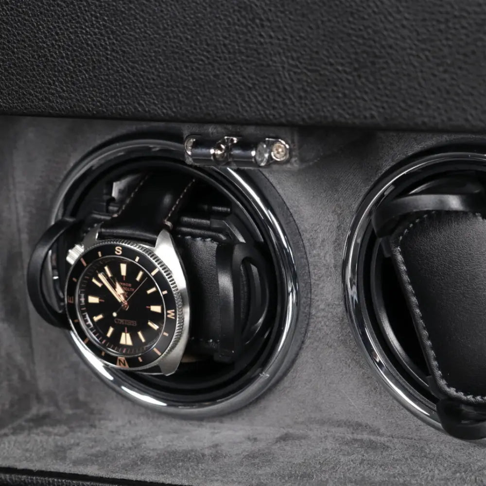 plan serré de deux remontoirs pour montres automatiques dans coffret noir