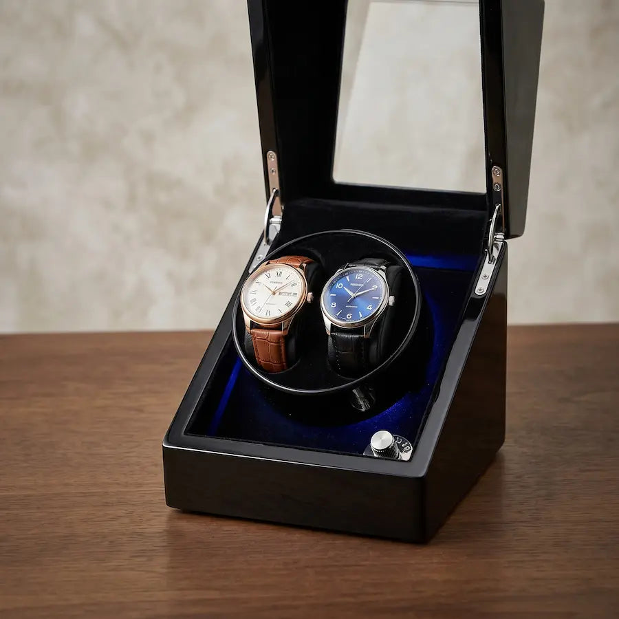 remontoir pour montres double en noir brillant sur table en bois
