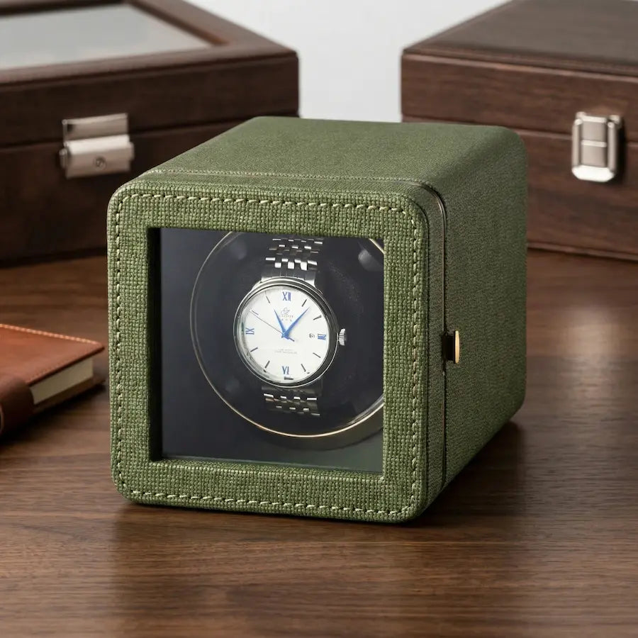 remontoir pour montres couleur vert émeraude sur bureau en bois